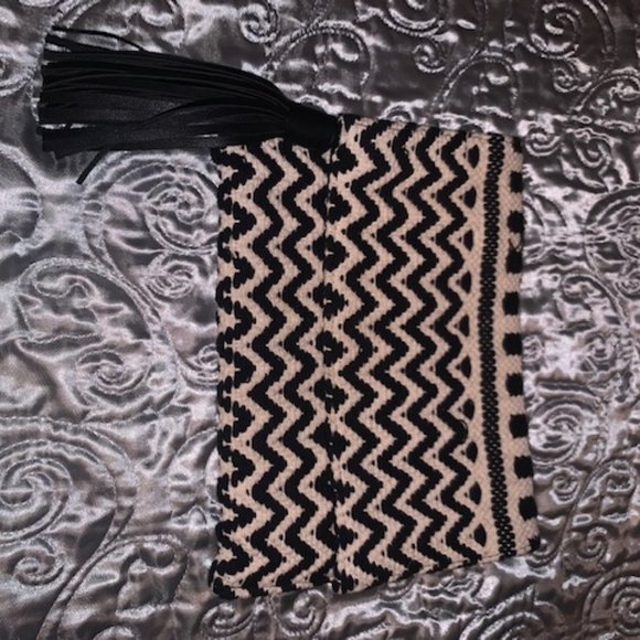 Sol Woven Zig Zag Foldover Black/White - Picture 3 of 6